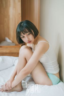 美女脱裤衩扒开尿口给男子摸